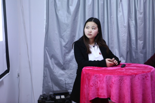 你在故宮修文物，我在紅瓜子拍企業(yè)宣傳片