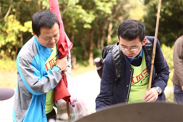 你在故宮修文物，我在紅瓜子拍企業(yè)宣傳片